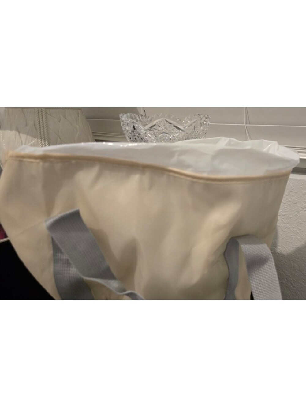 This cream colored foot soak bag. Never used.  Comes with carrying case.
